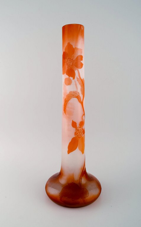 Kolossal antik Emile Gallé vase i matteret kunstglas med orange overfang udskåret i form af blomster og bladværk. Japanisme,  1890