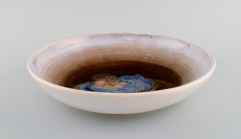 Georges Jouve (1910-1964), France. Unique bowl in glazed stoneware. Beautiful glaze in blue and light earth tones. Mid-20th century.