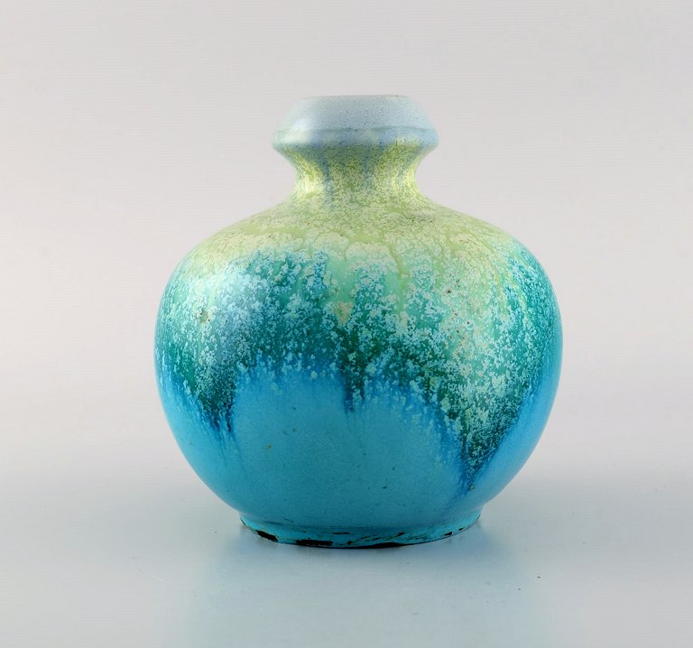Belgisk studio keramiker. Rund vase i glaseret keramik. Smuk krystalglasur turkis nuancer. 1960/70