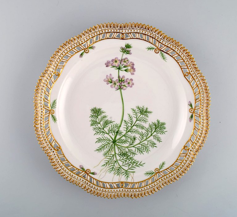 Royal Copenhagen Flora Danica tallerken i gennembrudt porcelæn med håndmalede blomster og gulddekoration. Modelnummer 20/3526. Dateret 1958.