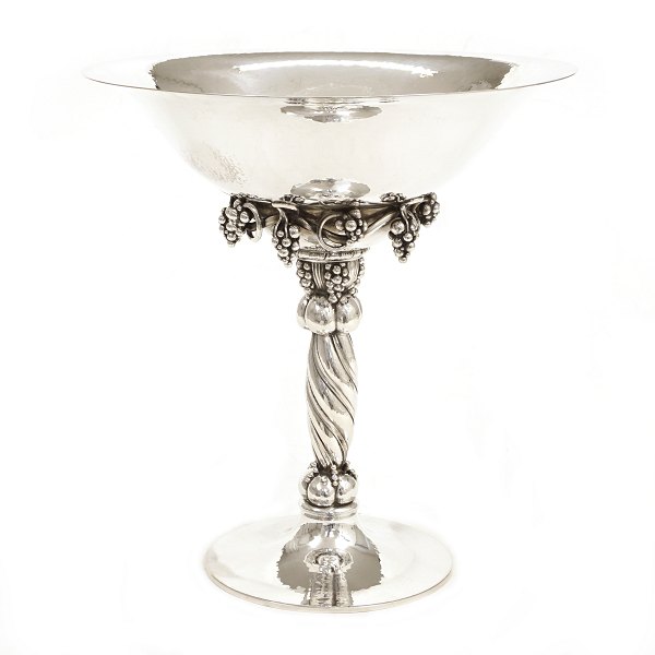 A large Georg Jensen grape tazza, sterlingsilver. Designed by Georg Jensen 1918. #264A. H: 27,4cm. W: 1.380gr