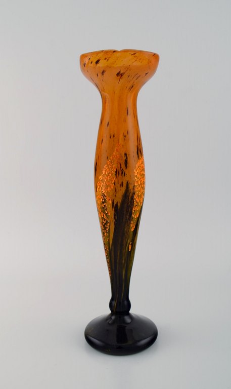 Daum Nancy, Frankrig. Stor art deco "Verre de jade" vase i orange  og sort mundblæst kunstglas med indlagt gulddekoration. Dateret 1919-23.