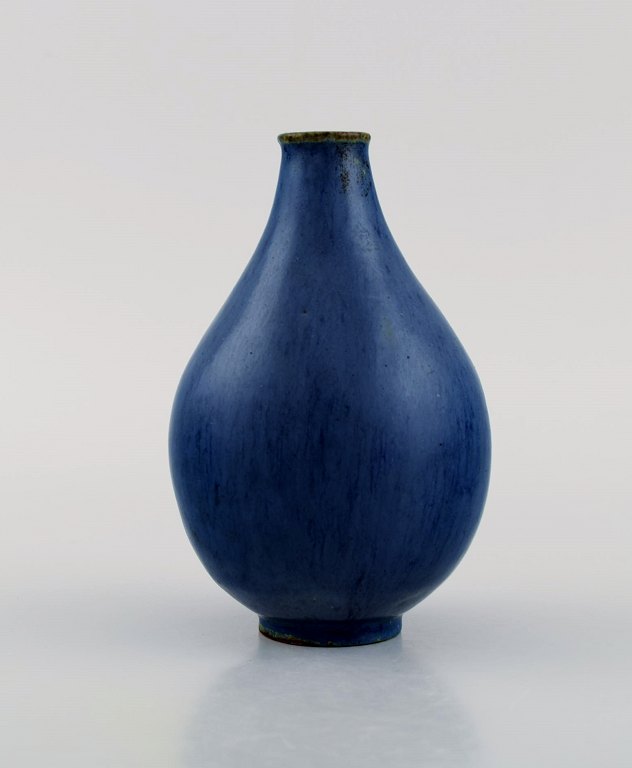 Arne Bang (1901-1983), Danmark. Vase i glaseret keramik. Modelnummer 71. Smuk glasur i blå nuancer. 1940/50