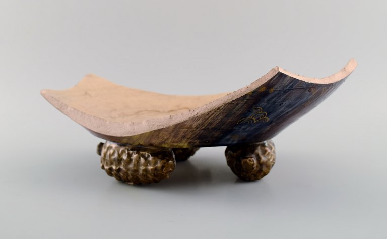 Emile Gallé for St. Clement, Nancy. Antique art nouveau bowl in hand-painted faience with feet shaped like spruce cones. Approx. 1880.