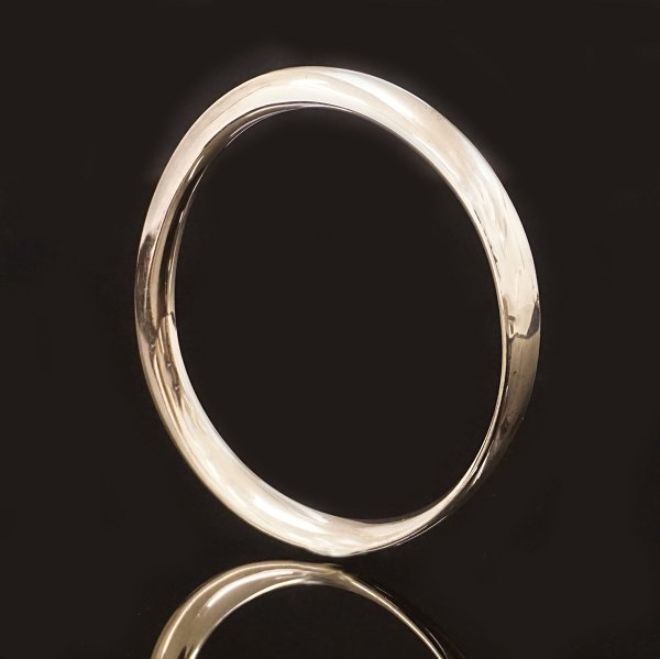 Georg Jensen armring. Vivianna Torun Bülow-Hübe for Georg Jensen vredet armring i sterlingsølv. D: 6,7cm