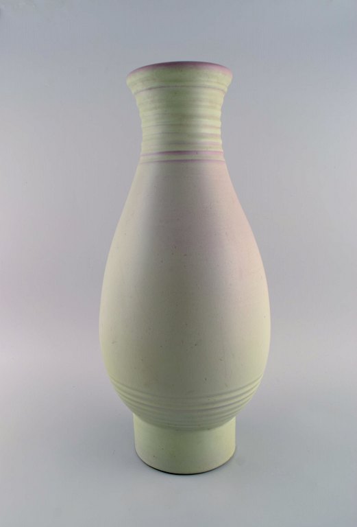 Bo fajans, Sweden. Large vase in glazed ceramics. Grooved design, 1960s.