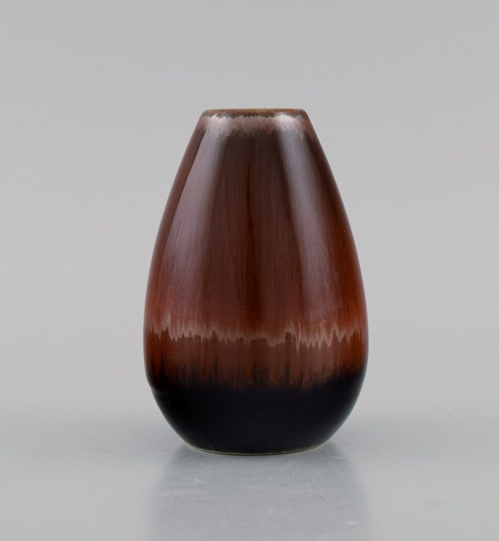Carl Harry Stålhane (1920-1990) for Rörstrand. Vase in glazed ceramics. Beautiful metallic glaze in reddish brown shades. Mid-20th century.