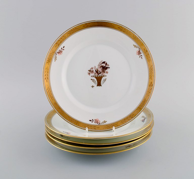 Fem Royal Copenhagen Guldkurv tallerkener i porcelæn med blomster og gulddekoration. Modelnummer 595/9589.