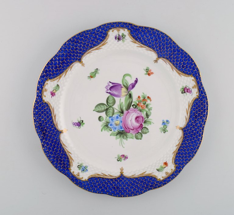 Herend middagstallerken i håndmalet porcelæn. Dateret 1941. 