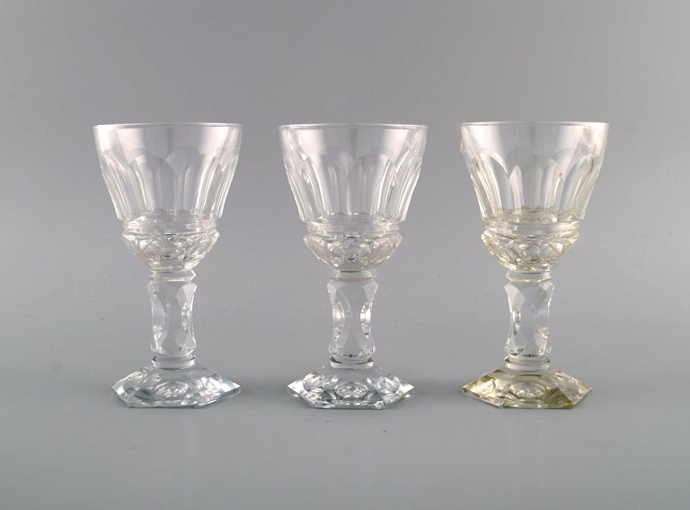 Baccarat, Frankrig. Tre art deco hvidvinsglas i klart mundblæst krystalglas. 1930