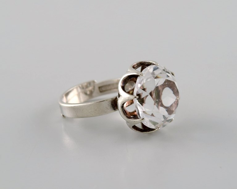 Svensk sølvsmed. Vintage ring i sterlingsølv prydet med bjergkrystal. Dateret 1976.