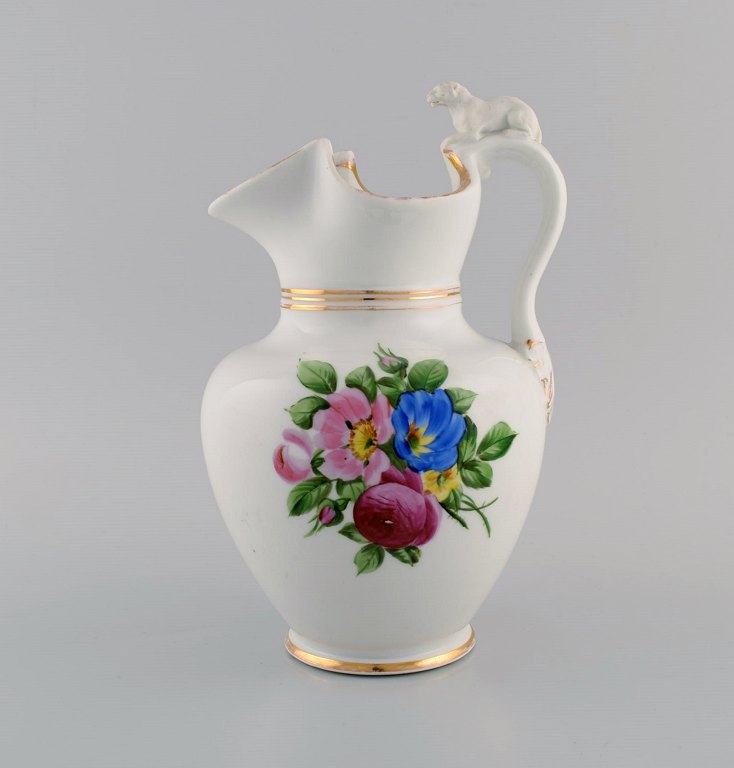 Antik Bing & Grøndahl chokoladekande i porcelæn modeleret med løve på hanken. Håndmalede blomster og gulddekoration. 1870