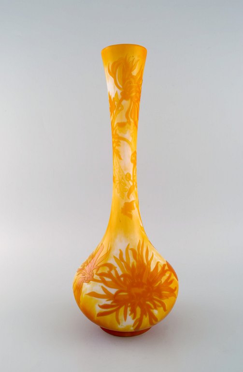 Antik og sjælden Emile Gallé vase i hvidt kunstglas med gult/orange overfang udskåret i form af blomster og bladværk. Sent 1800-tallet. Japanisme. Museumskvalitet.