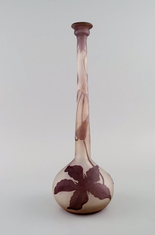 Smalhalset Emile Gallé vase i matteret kunstglas med lilla overfang udskåret i form af bladværk. Tidligt 1900-tallet.