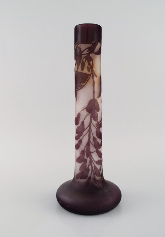 Stor antik Emile Gallé vase i matteret kunstglas med lilla overfang udskåret i form af bladværk. Tidligt 1900-tallet.