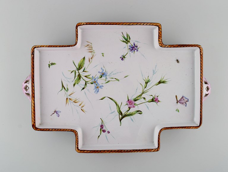Emile Gallé for St. Clement, Nancy. Stor og sjælden serveringsbakke  med hanke. Håndmalet fajance med blomster og sommerfugle. 1870/80