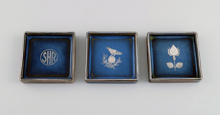 Sven Jonson (1919-1989) Gustavsberg. Tre små Lagun fade i glaseret stentøj med 
sølvindlæg. Smuk glasur i blå nuancer. 1970