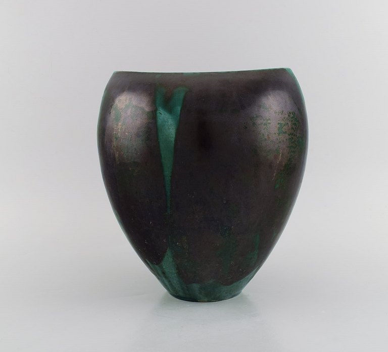 European studio ceramicist. Unique vase in glazed stoneware. Beautiful glaze in black and green shades. 1960s / 70s.