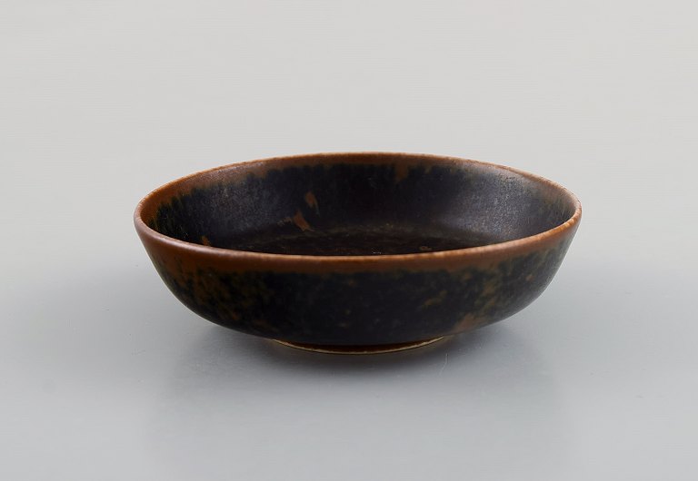 Saxbo miniature bowl in glazed ceramics. Beautiful glaze in brown shades. Mid-20th century.