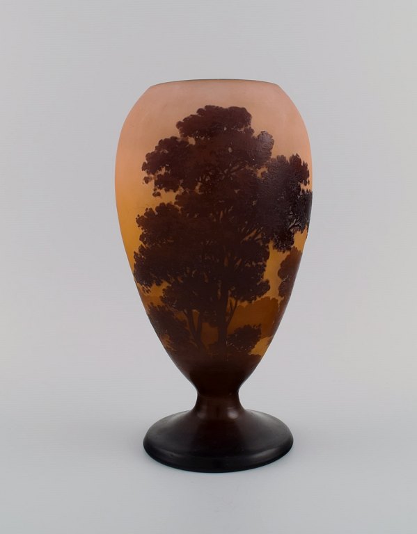 Émile Gallé (1846-1904), France. Rare vase in mouth blown art glass. Lake landscape with trees in relief. Approx. 1900.
