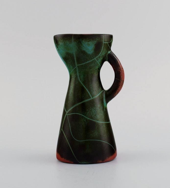 Paul Dresler (1879-1950) for Grotenburg, Germany. Jug in glazed stoneware. Beautiful crackle glaze in shades of red and green. 1930s / 40s.