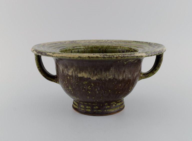 Patrick Nordstrøm/Carl Halier for Royal Copenhagen. Stor unika vase med hanke i 
glaseret keramik. Smuk glasur i grønne og jordnuancer. Dateret 1924.
