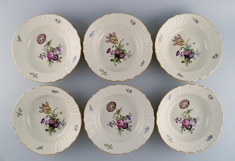 Six Royal Copenhagen Frijsenborg deep plates in hand-painted porcelain with flowers and gold edge. 1950s.