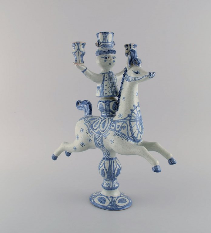 Bjørn Wiinblad (1918-2006), Danmark. Stor unika figur/lysestage i håndmalet keramik. Rytter til hest. Dateret 1963. 