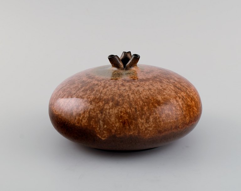Körting, Tyskland. Rund unika vase i glaseret stentøj. Smuk glasur i rødbrune 
nuancer. Midt 1900-tallet.
