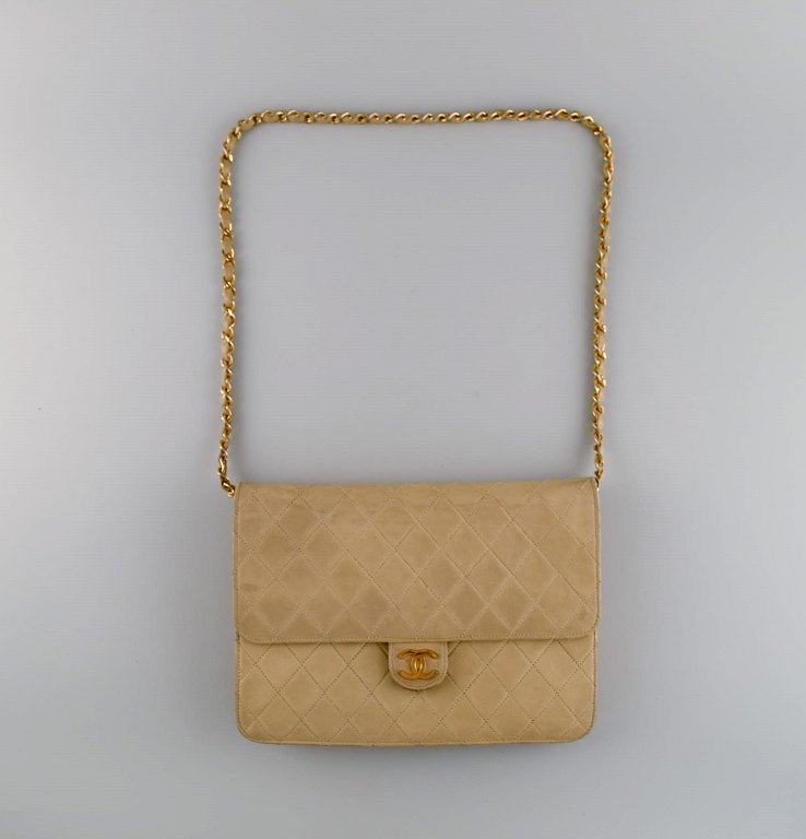 Vintage Chanel calfskin shoulder bag. Seams in checkered pattern. French design, 1970s.
