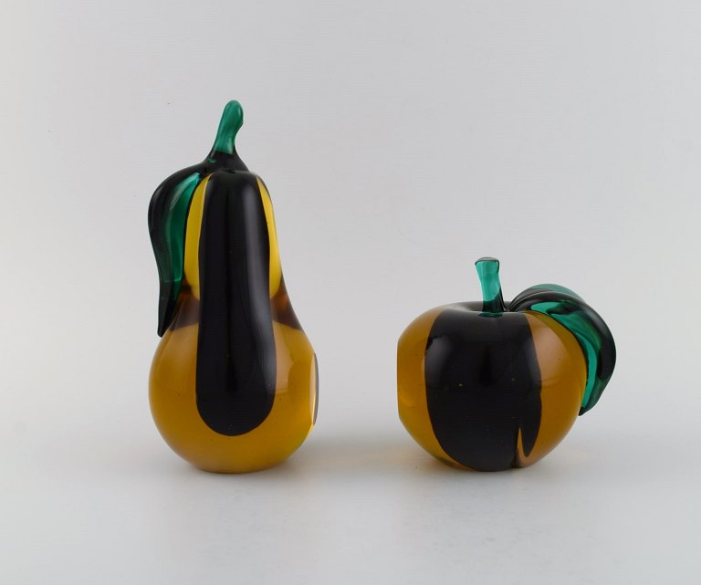 Two Salviati Murano sculptures / bookends in mouth blown art glass. Apple and pear. Italian design, 1960s.