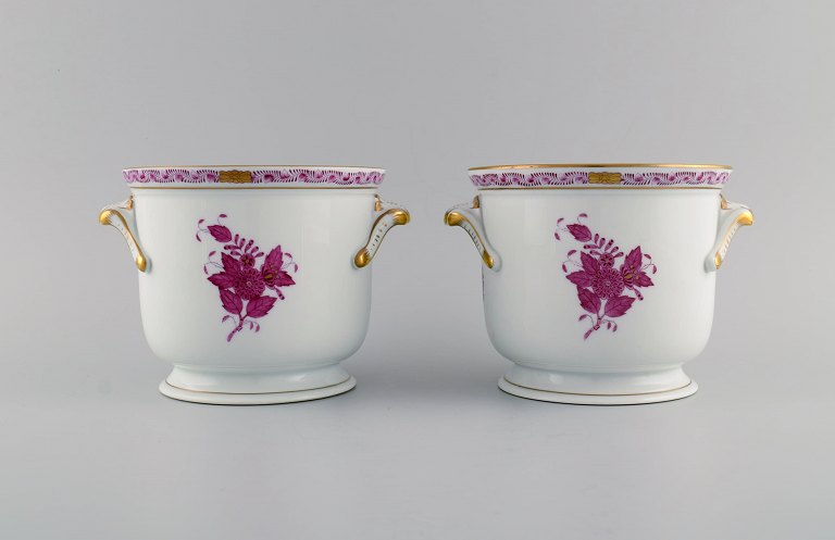 Herend Chinese Bouquet Raspberry. Two flower pots in hand-painted porcelain modeled with handles. Mid-20th century.
