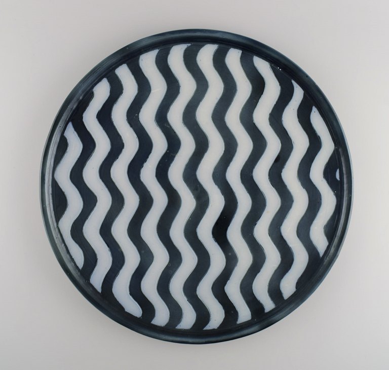 Aase Haugaard, Danish ceramicist. Large dish / wall decoration in glazed stoneware with wavy stripes. 1970s.