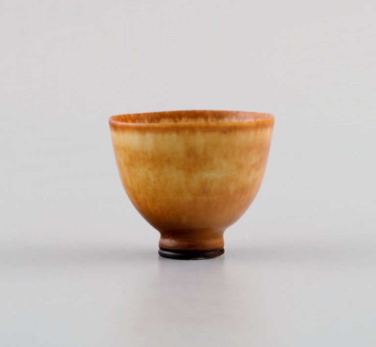 Berndt Friberg (1899-1981) for Gustavsberg Studiohand. Miniature vase / skål i glaseret keramik. Smuk glasur i lyse brune nuancer. 1960/70