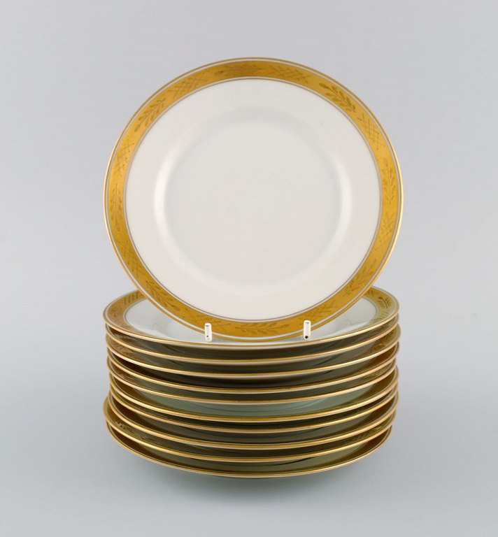 Royal Copenhagen stel nr. 607. 11 kagetallerkener i porcelæn. Guldkant med bladværk. Modelnummer 607/9588. Dateret 1944. 