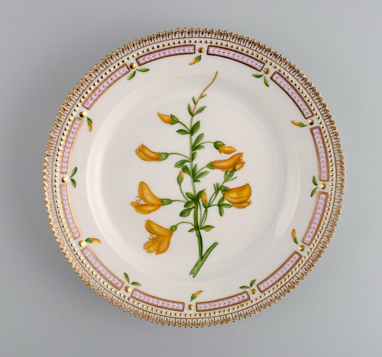 Royal Copenhagen Flora Danica frokosttallerken i håndmalet porcelæn med blomster og gulddekoration. Modelnummer 20/3550. 