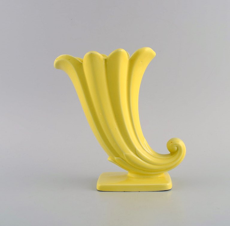 Europæisk studiokeramiker. Unika vase i glaseret keramik. Smuk glasur i gule nuancer. Midt 1900-tallet.