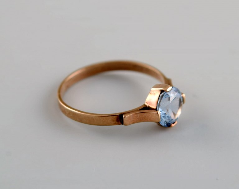 Scandinavian goldsmith. Vintage ring in 14 carat gold adorned with light blue semi-precious stone. Mid 20th century.