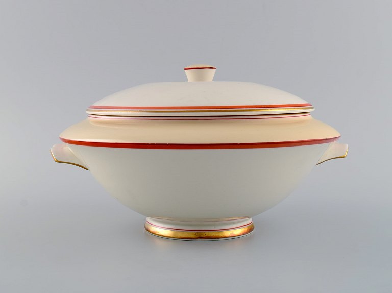 Christian Joachim for Royal Copenhagen. "The Spanish pattern". Soup tureen in hand-painted porcelain. Produced from 1931-1970.