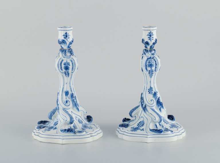 Meissen, Germany. A pair of large antique onion pattern candlesticks.
19th century.