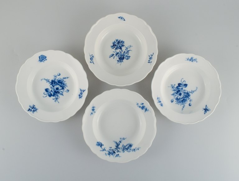 Fire antikke Meissen dybe tallerkner.
Håndmalede med blå blomster og sommerfugle.