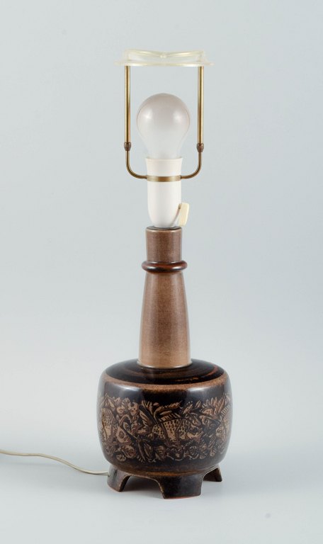 Nils Thorsson, f. Eslöv (1898-1975).
Royal Copenhagen bordlampe af porcelæn opsat på fire fødder.