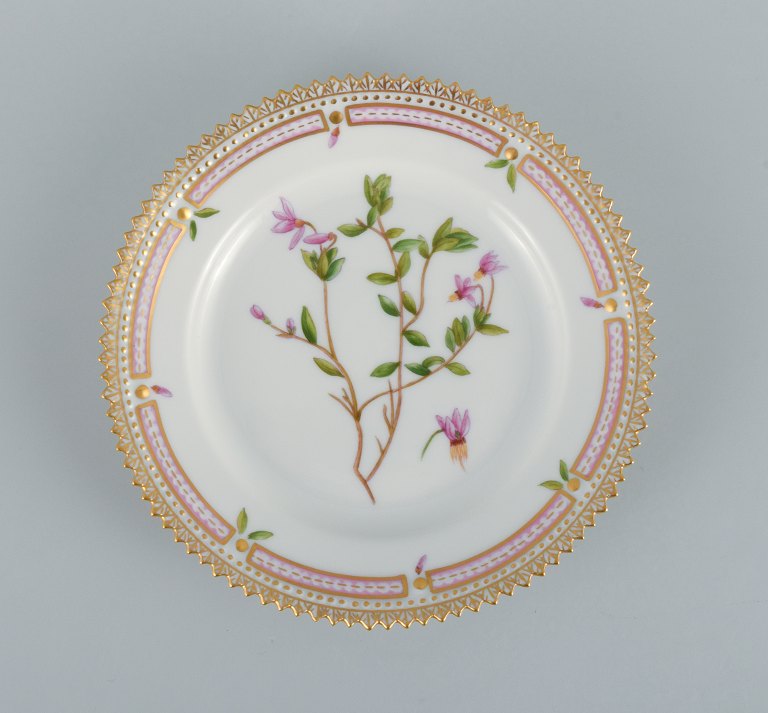 Royal Copenhagen Flora Danica sidetallerken i håndmalet porcelæn med blomster og gulddekoration. Modelnummer 20/3552.