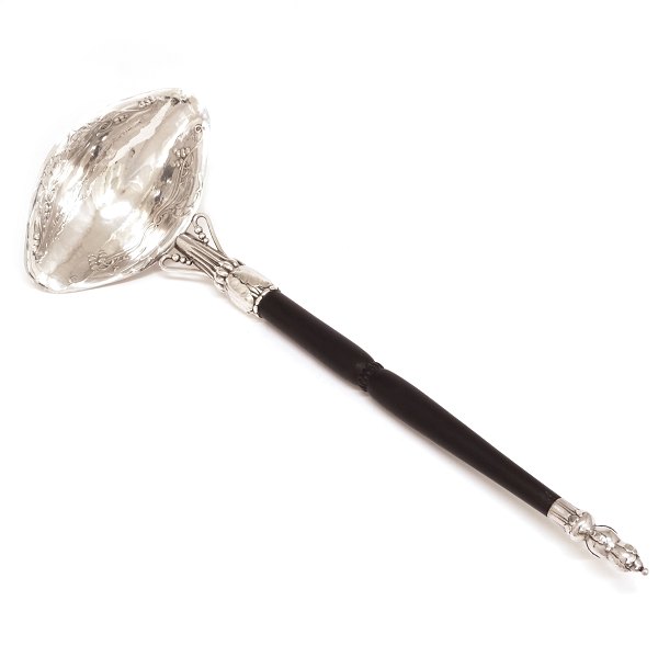 Stor tidlig Georg Jensen punchske i sterlingsølv med ibenholt greb. #126. Perioden 1915-27. L: 40cm
