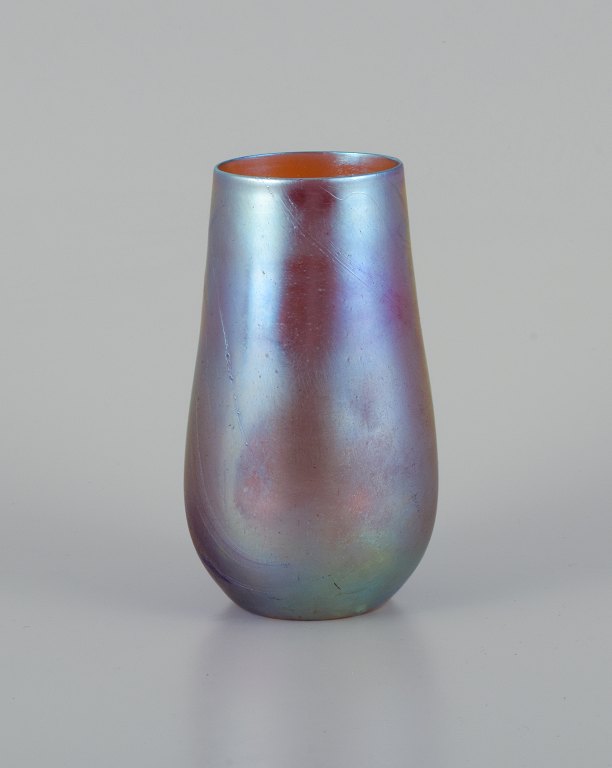 WMF, Tyskland. Vase i iriserende Myra kunstglas. 1930