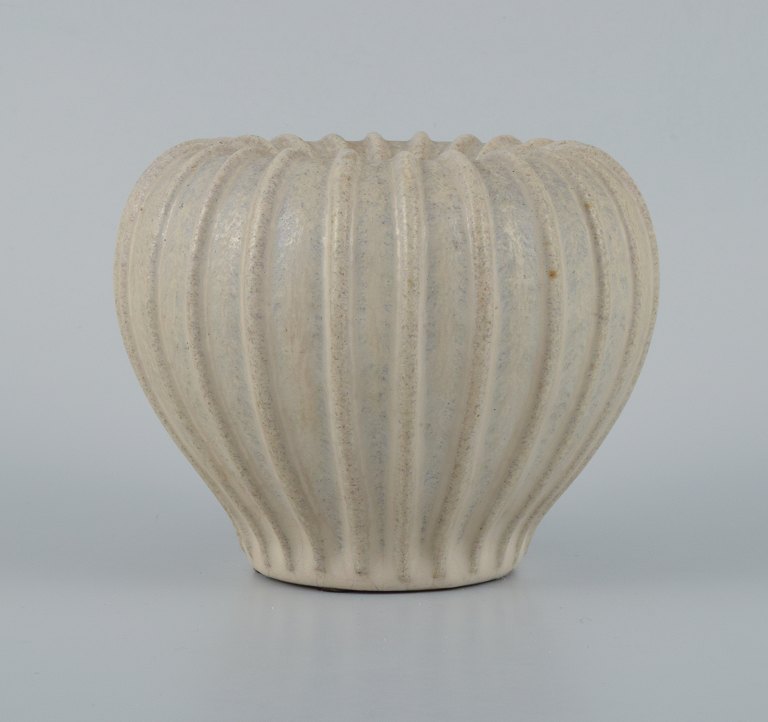 Arne Bang, keramikvase i rillet design med sandfarvet glasur.
Model nr. 3
1940/50’erne.