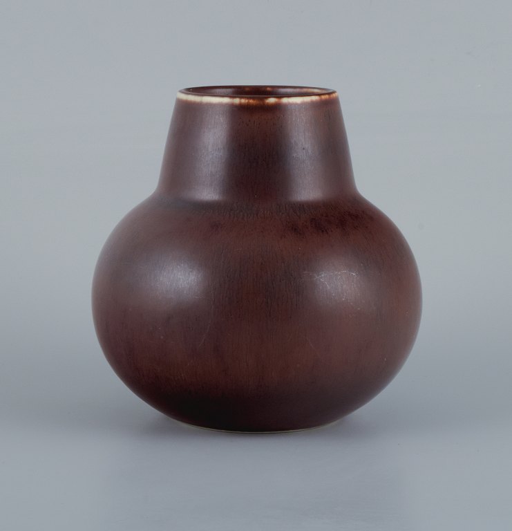 Carl-Harry Ståhlane (1920-1990) for Rörstrand, round ceramic vase with glaze in shades of brown.