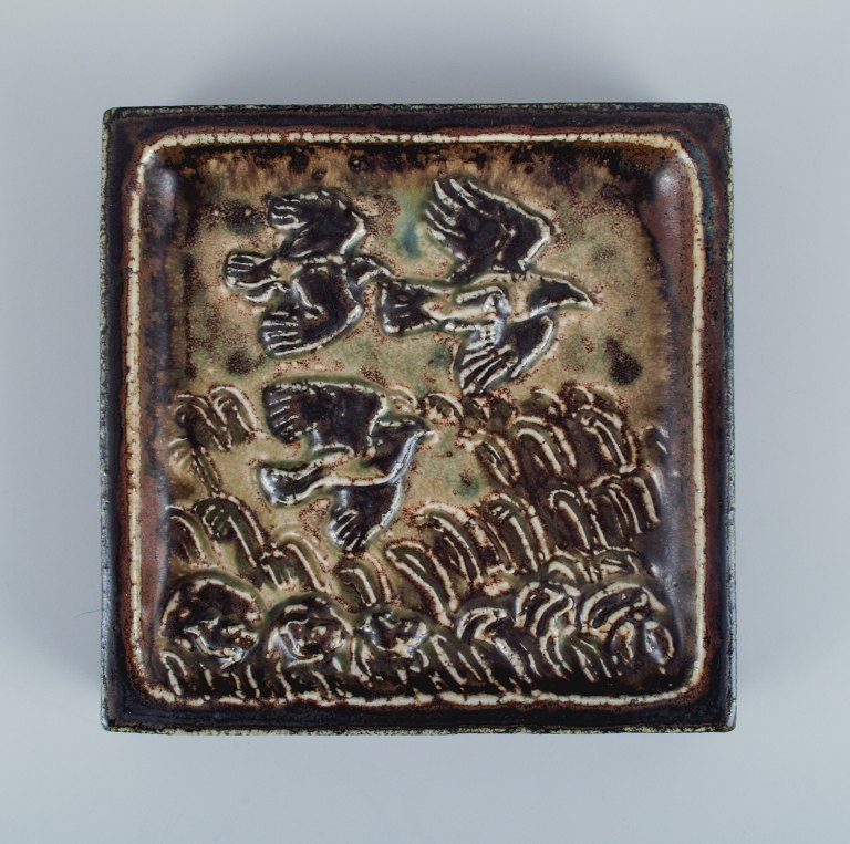 Knud Kyhn for Royal Copehagen.Vægrelief i stentøj med motiv af fugle i landskab.