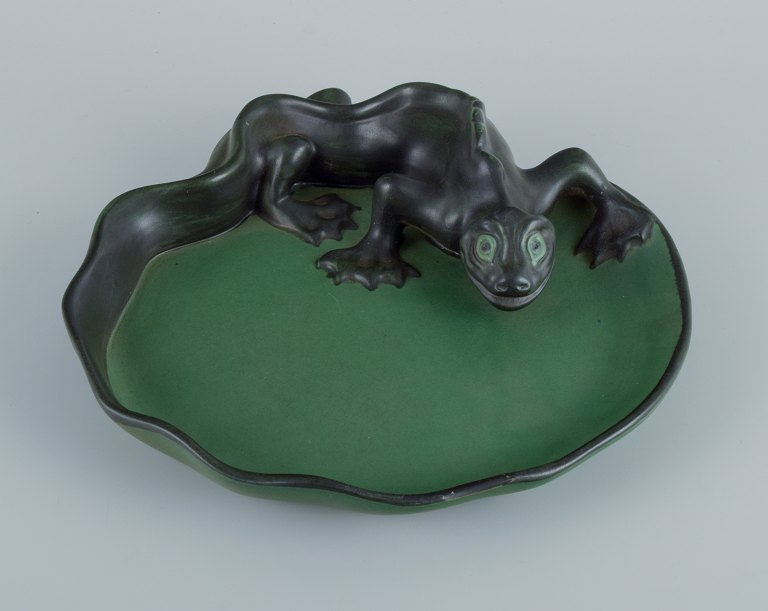 Ipsens enke, Danmark. Sjældent fad i håndmalet glaseret keramik modelleret med øgle.