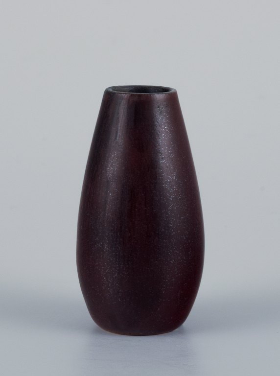 Carl Harry Stålhane (1920-1990) for Rörstrand, miniature-vase med glasur i brune nuancer.
